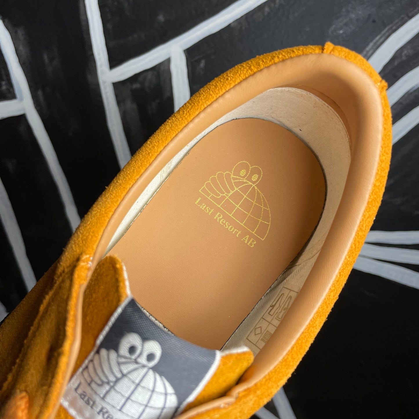 LAST RESORT AB VM002 CHEDDAR/BLACK SUEDE LOW