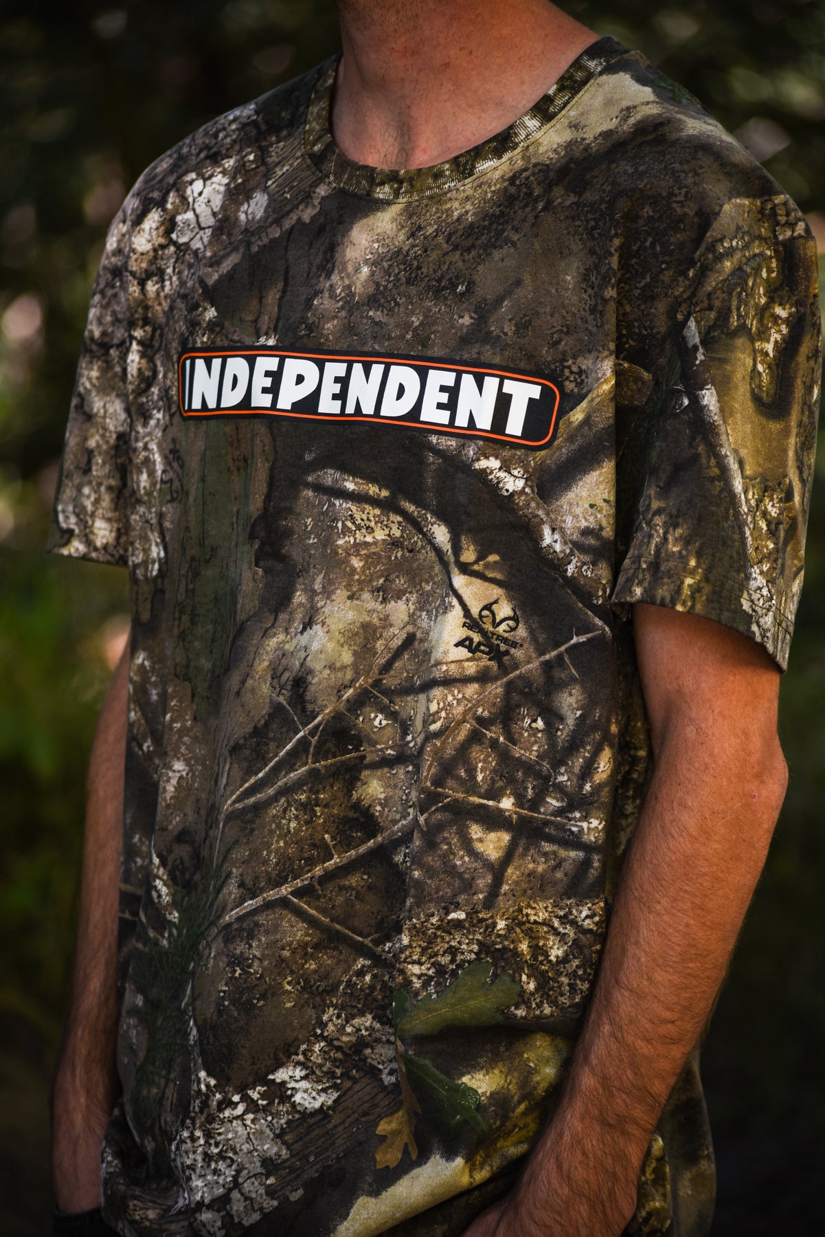 INDEPENDENT TRUCK CO BAR LOGO MW TEE REALTREE CAMO