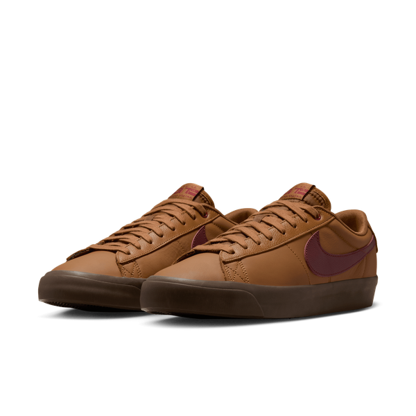 NIKE SB BLAZER LOW PRO GT BRITISH TAN/DARK TEAM RED