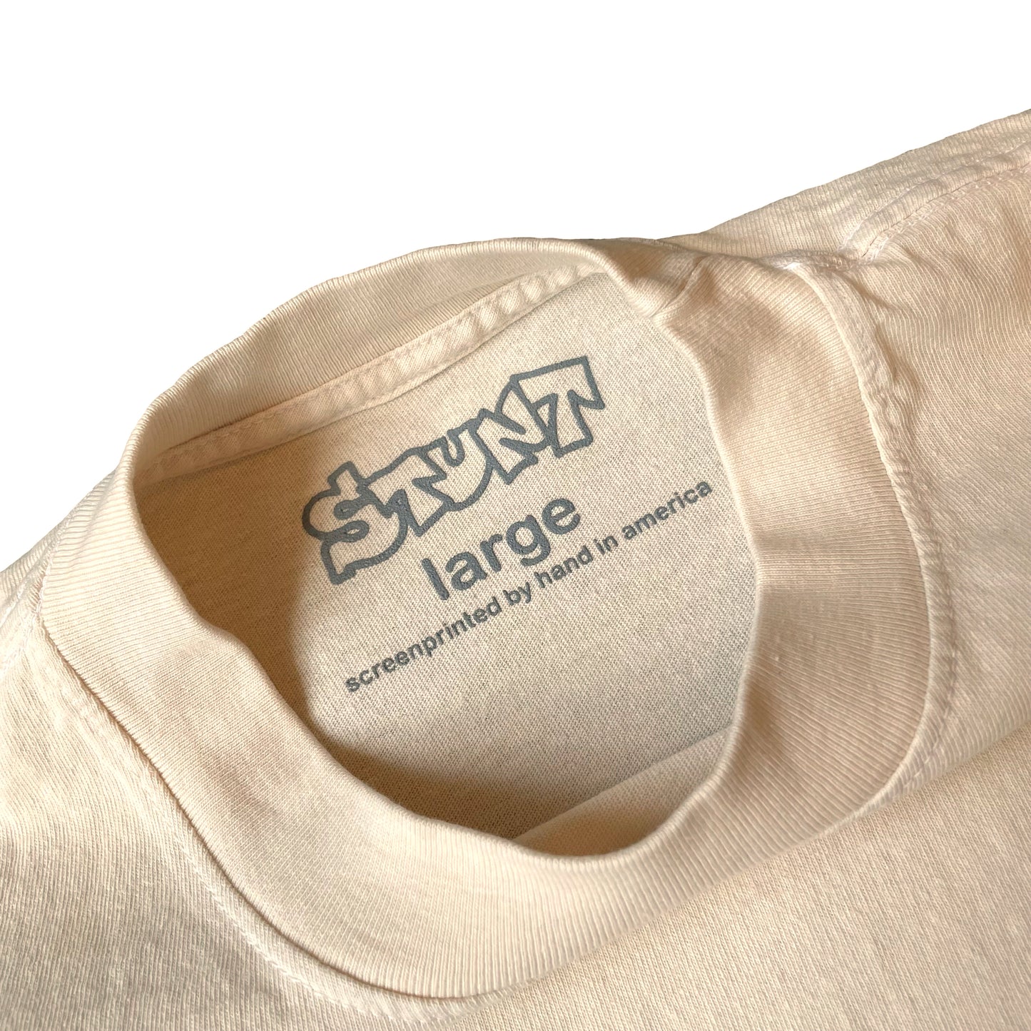 OLYMPIA SKATESHOP SMILEY SCRIPT TEE CREME/OLY RED
