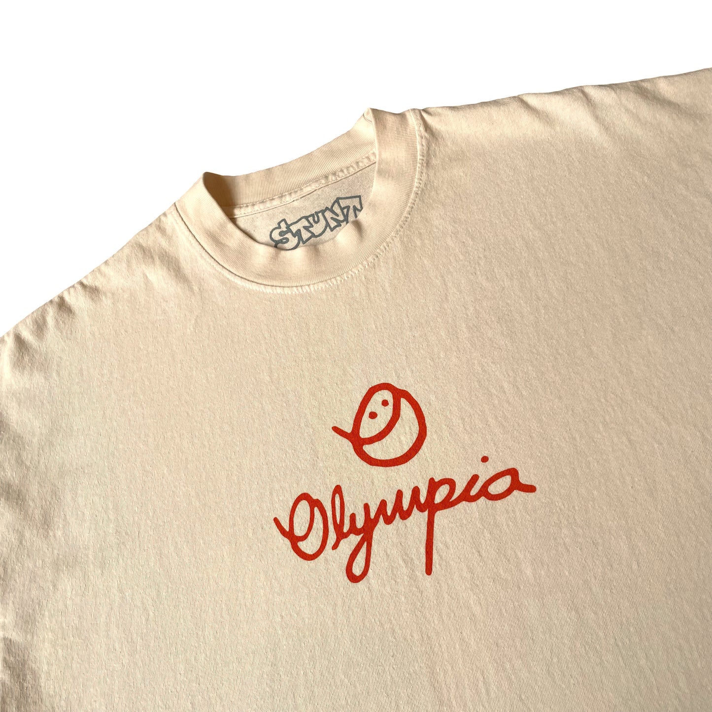 OLYMPIA SKATESHOP SMILEY SCRIPT TEE CREME/OLY RED